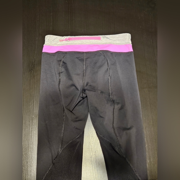 Lululemmon Run Inspire Crop II Black And Paris Pink leggings - Picture 3 of 10